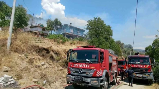 Büyükşehir Belediyesi'nin anında müdahalesi mahalleyi yanmaktan kurtardı