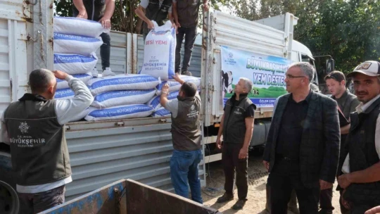 Büyükşehir'den sel felaketinden etkilenen üreticiye yem desteği