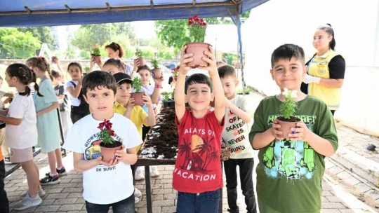 Büyükşehir destek verdi minik eller 'anneler' için çalıştı