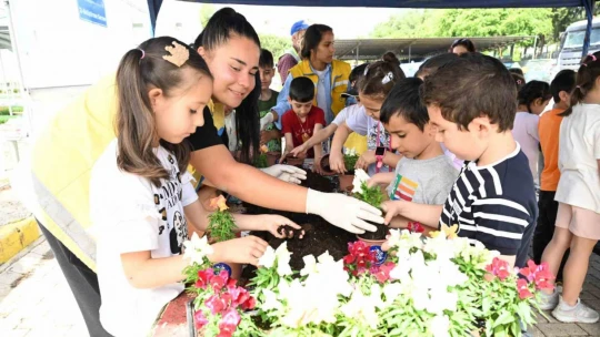Büyükşehir destek verdi minik eller 'anneler' için çalıştı