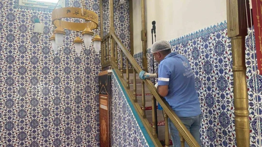 Büyükşehir ekipleri bayram öncesi camileri temizledi