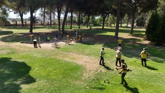 Büyükşehir ekipleri Nazilli'de temizlik ve peyzaj çalışması gerçekleştirdi