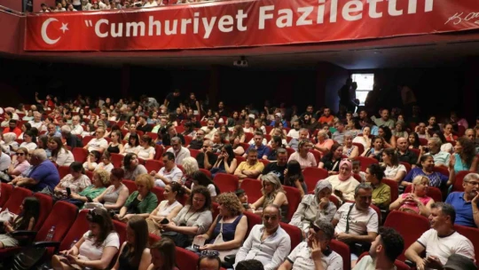 Büyükşehir'in 'Lokanta' tiyatrosu büyük beğeni topladı