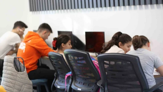 Büyükşehir'in 100. Yıl Çalışma Salonu'nu öğrenciler çok sevdi