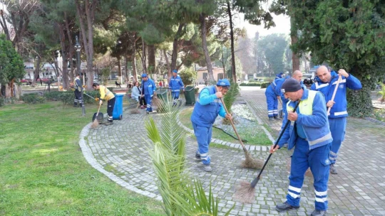 Büyükşehir'in çiçekleri Söke'yi renklendirdi