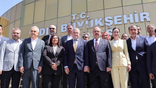 Büyükşehir'in ilk misafiri Bakan Bak oldu