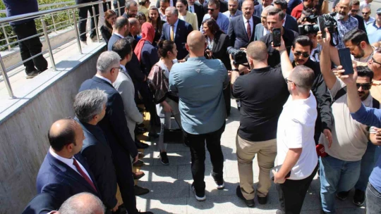Büyükşehir'in ilk misafiri Bakan Bak oldu