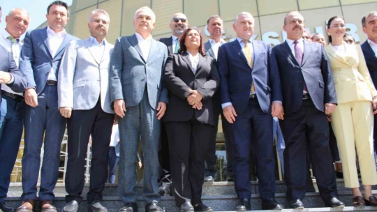 Büyükşehir'in ilk misafiri Bakan Bak oldu