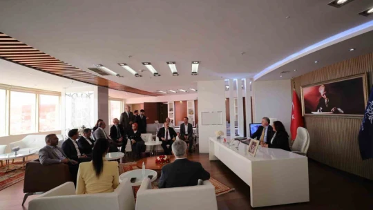 Büyükşehir'in ilk misafiri Bakan Bak oldu