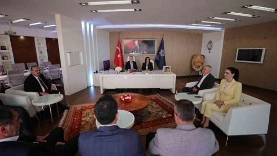 Büyükşehir'in ilk misafiri Bakan Bak oldu