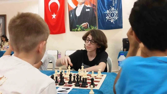 Büyükşehir'in satranç turnuvasında öğrenciler hamlelerini yarıştırdı