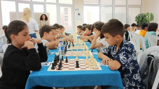 Büyükşehir'in satranç turnuvasında öğrenciler hamlelerini yarıştırdı