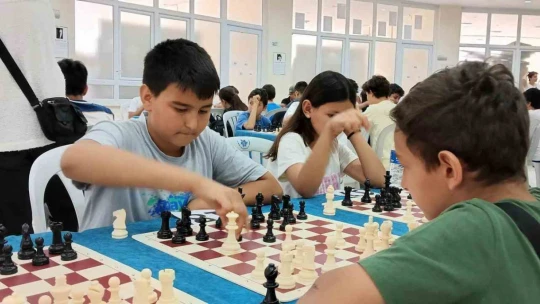 Büyükşehir'in satranç turnuvasında öğrenciler hamlelerini yarıştırdı