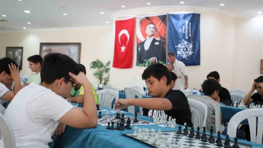 Büyükşehir'in Satranç Turnvası'nda hamleler yarıştı