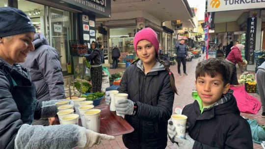Büyükşehir'in sıcak çorba ikramı binlerce vatandaşa ulaşıyor