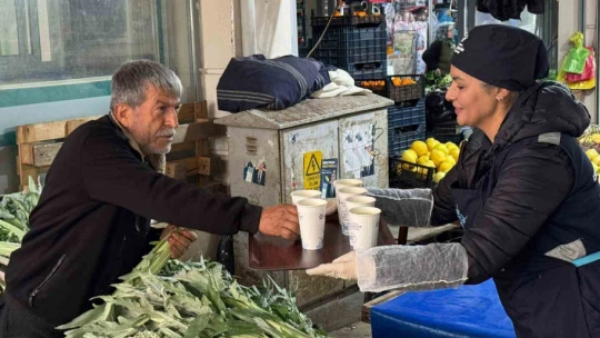 Büyükşehir'in sıcak çorba ikramı binlerce vatandaşa ulaşıyor