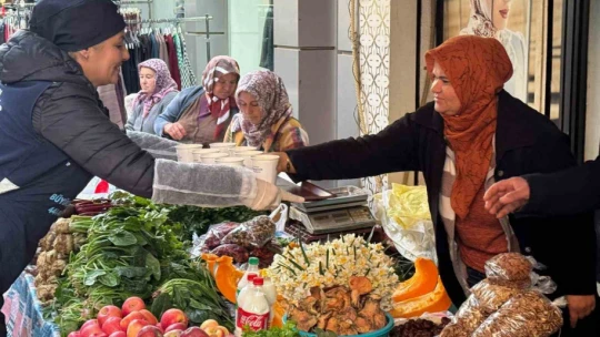 Büyükşehir'in sıcak çorba ikramı binlerce vatandaşa ulaşıyor