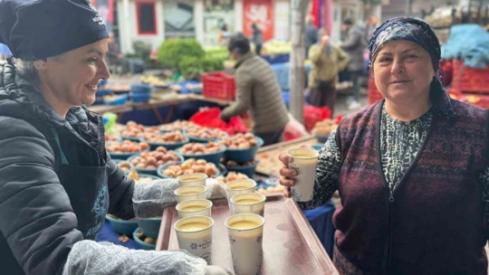 Büyükşehir'in sıcak çorba ikramı binlerce vatandaşa ulaşıyor