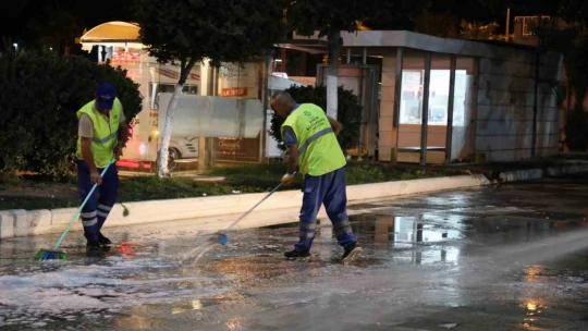Büyükşehir İncirliova'da temizlik çalışması gerçekleştirdi