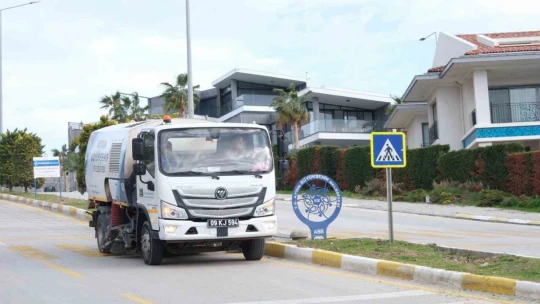 Büyükşehir, Kuşadası'nda çalışmalarını sürdürüyor