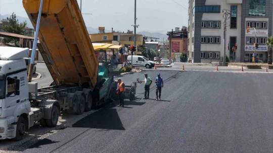 Büyükşehir Nazilli'de yolları yeniliyor