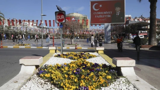 Büyükşehir Belediyesi, Aydın'ı çiçeklerle süsledi