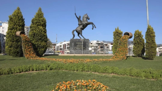 Büyükşehir Belediyesi, Aydın'ı çiçeklerle süsledi