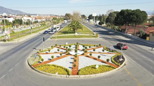 Büyükşehir Belediyesi, Aydın'ı çiçeklerle süsledi