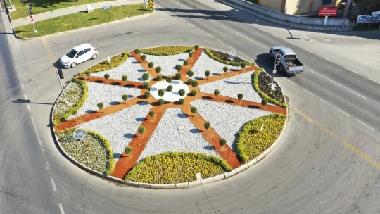 Büyükşehir Belediyesi, Aydın'ı çiçeklerle süsledi