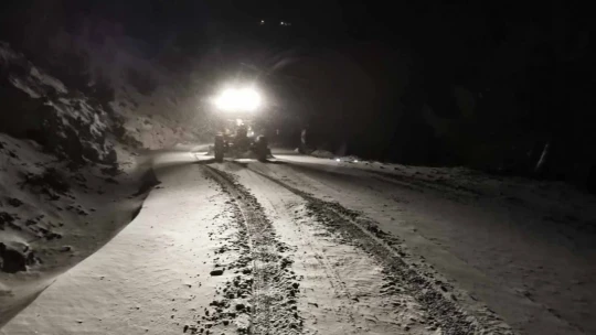 Büyükşehir ekipleri, gece boyunca karlı yolları açtı