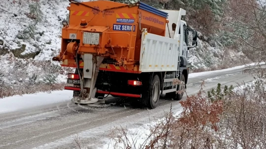 Büyükşehir ekipleri, gece boyunca karlı yolları açtı