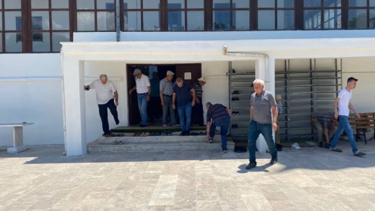 Cami imamından dikkat çeken tabela: 'Namazın kılınmadan namazını kıl' yazısı cemaati artırdı