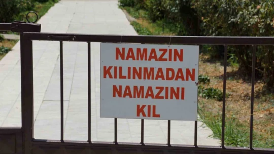 Cami imamından dikkat çeken tabela: 'Namazın kılınmadan namazını kıl' yazısı cemaati artırdı