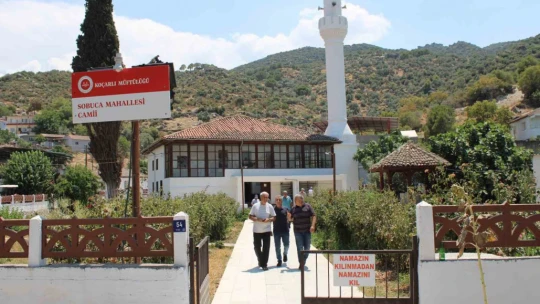 Cami imamından dikkat çeken tabela: 'Namazın kılınmadan namazını kıl' yazısı cemaati artırdı