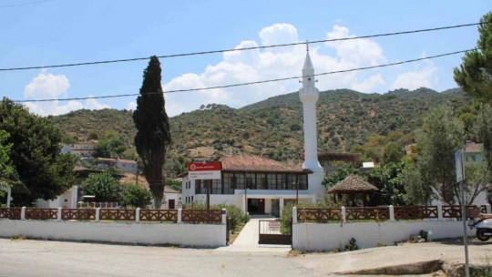 Cami imamından dikkat çeken tabela: 'Namazın kılınmadan namazını kıl' yazısı cemaati artırdı