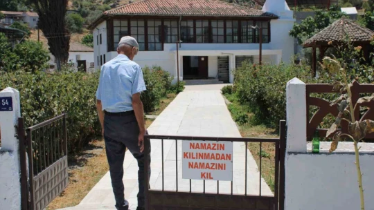 Cami imamından dikkat çeken tabela: 'Namazın kılınmadan namazını kıl' yazısı cemaati artırdı