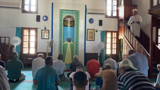 Cami imamından dikkat çeken tabela: 'Namazın kılınmadan namazını kıl' yazısı cemaati artırdı