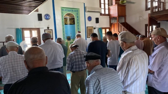 Cami imamından dikkat çeken tabela: 'Namazın kılınmadan namazını kıl' yazısı cemaati artırdı