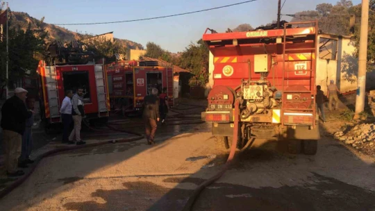 Cami imamının lojmanı çıkan yangında küle döndü