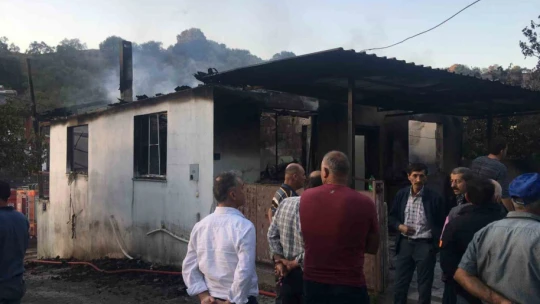 Cami imamının lojmanı çıkan yangında küle döndü