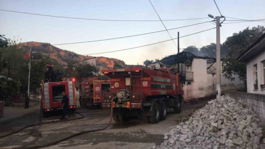 Cami imamının lojmanı çıkan yangında küle döndü