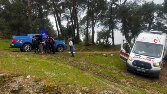 Çamura saplanan ambulansı jandarma kurtardı