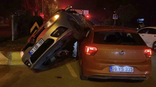 Çarpışan otomobiller üst üste bindi: 2 yaralı