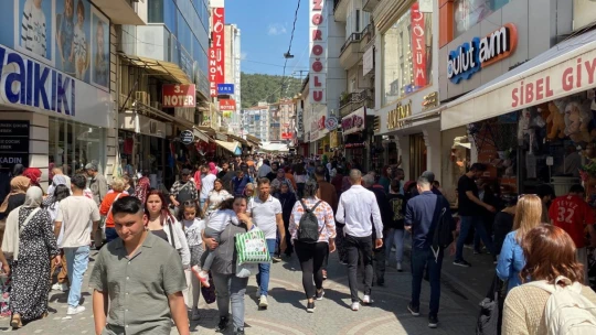 Çarşı ve sokaklarda bayram yoğunluğu
