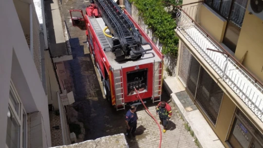Çatıda tutuşan eşyalar, itfaiyeyi harekete geçirdi