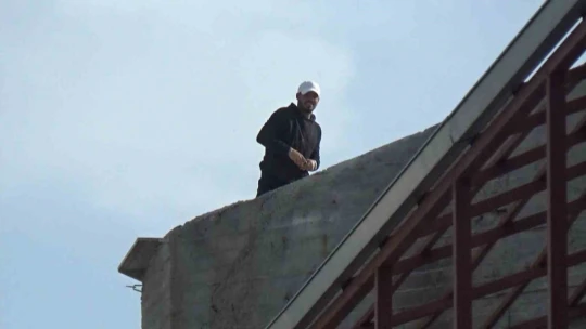 Çatıya çıktı, kendisini ikna etmeye çalışan polislere 'gazeteciler gitsin inerim' dedi