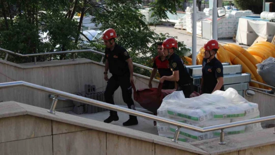 Çatıya çıktı, kendisini ikna etmeye çalışan polislere 'gazeteciler gitsin inerim' dedi