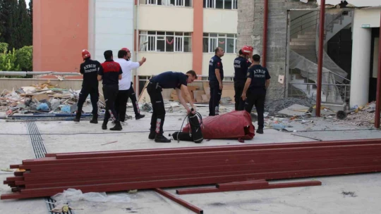 Çatıya çıktı, kendisini ikna etmeye çalışan polislere 'gazeteciler gitsin inerim' dedi