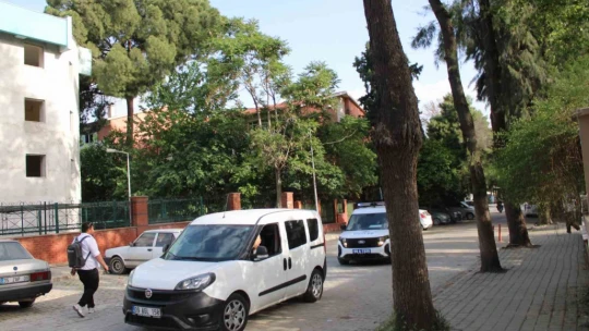 Çatıya çıktı, kendisini ikna etmeye çalışan polislere 'gazeteciler gitsin inerim' dedi