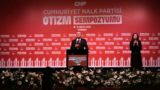 CHP Genel Başkanı Özel, Kuşadası'nda otizmli bireyler ve aileleri ile buluştu